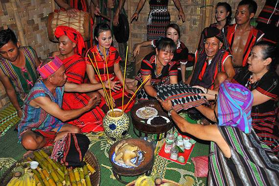 Tục lệ cưới 2 lần: Theo phong tục, người Pa Cô tổ chức lễ cưới theo 2 bước, trong đó “Pôôc đooq” là đám cưới tại nhà trai và “Pa liah, a leq kâr mai” là đám cưới nhà gái. Lễ cưới thứ nhất, mẹ chồng đón cô dâu ở cổng nhà mình, cởi bỏ tấm Zèng “Pâr lang” trên đầu cô dâu và đeo chuỗi cườm để đón nhận dâu hiền. 