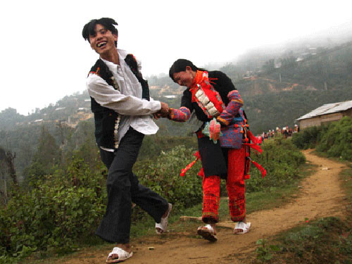 Tục kéo vợ: Phong tục cưới xin độc đáo này đã có từ rất lâu. Trai bản đi “kéo vợ” rầm rộ nhất từ Tết Âm lịch cho tới hết rằm tháng giêng. Đa phần các cặp đôi đã có tìm hiểu, phải lòng nhau trước. Họ hẹn nhau ra một chỗ rồi chàng trai hoặc nhờ một vài người bạn để giúp sức "kéo" về.