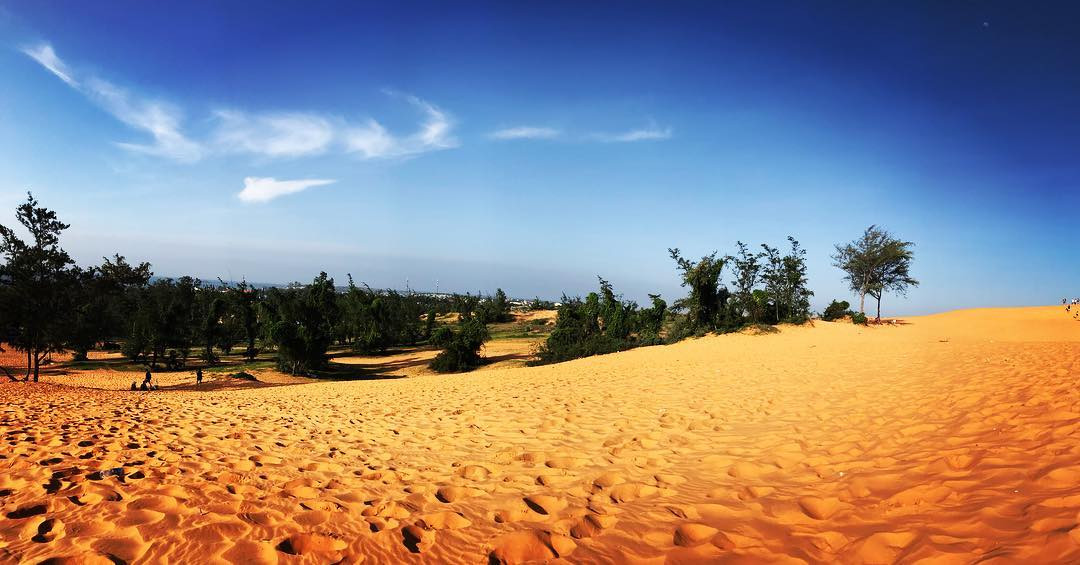 Điểm lạ và độc đáo nữa của đồi cát này là hình dáng thay đổi liên tục. Sau mỗi đợt gió lớn hoặc trải qua khoảng thời gian một ngày đêm, diện mạo của đồi cát lại trở nên mới nguyên, khác hẳn với hình dạng trước đó.