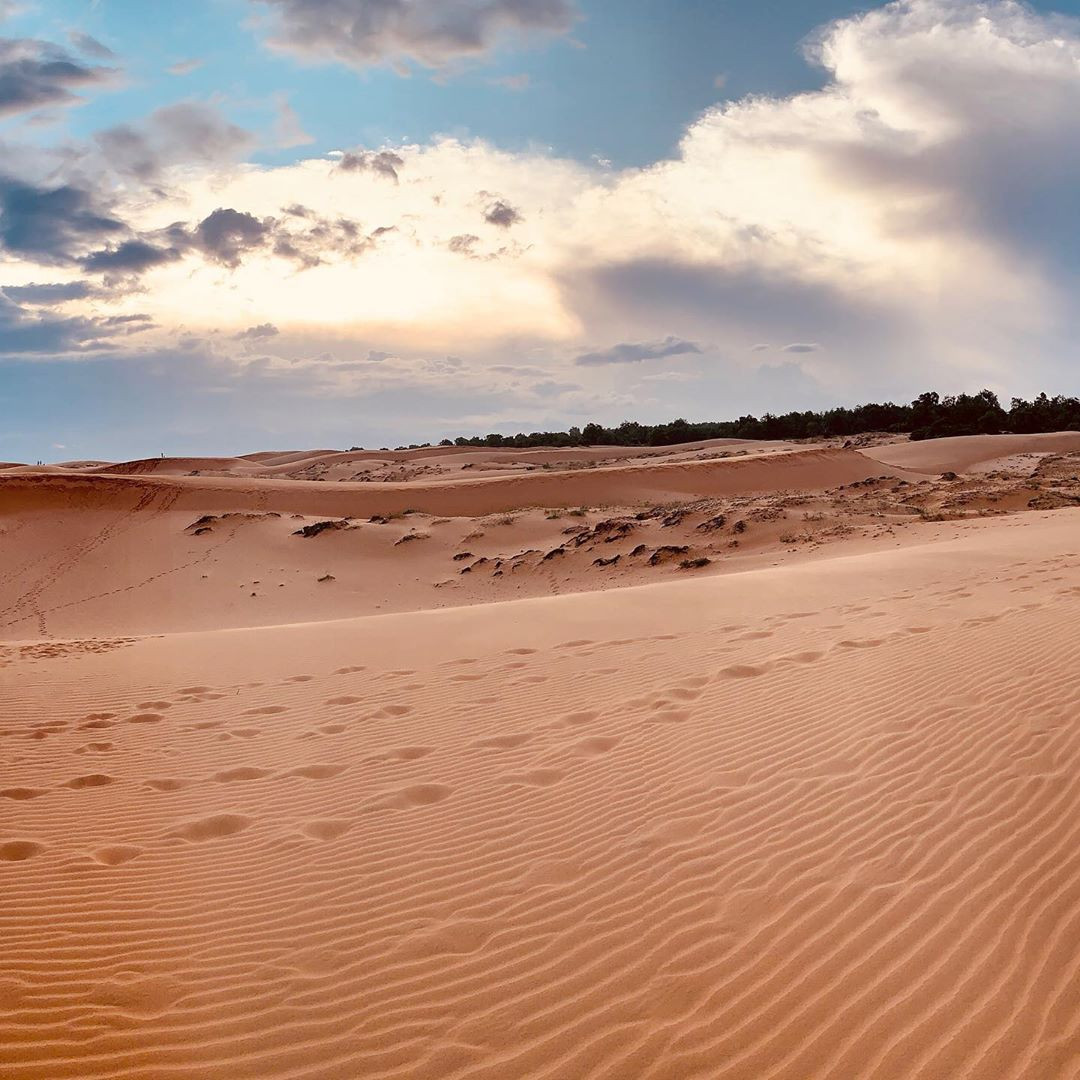 Màu đỏ là màu chính của cát; màu trắng nằm trên bãi biển và pha tạp chất; màu hồng là màu nằm dưới màu đỏ, thấy nhiều bên kia đồi cát bay...