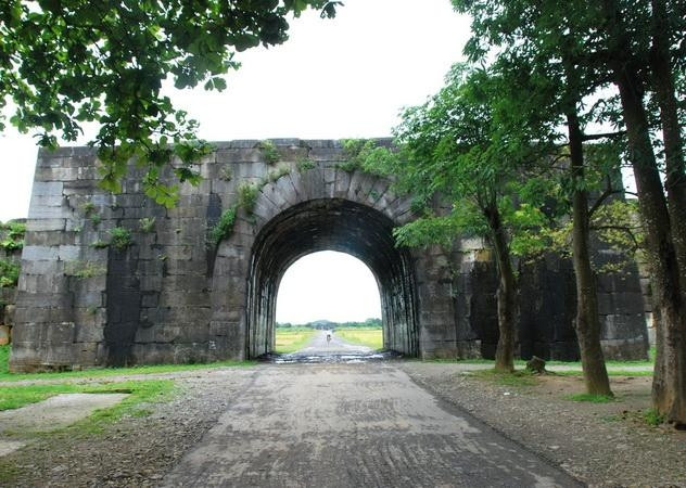 Đặc biệt phiến đá được đục đẽo tinh xảo vuông vức, chồng khít lên nhau. Giữa các phiến đá xây thành không có bất kỳ chất kết dính nào. Công nghệ xây thành này cho đến nay vẫn là bí ẩn lớn đối với các nhà khoa học.