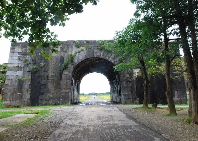 Đặc biệt phiến đá được đục đẽo tinh xảo vuông vức, chồng khít lên nhau. Giữa các phiến đá xây thành không có bất kỳ chất kết dính nào. Công nghệ xây thành này cho đến nay vẫn là bí ẩn lớn đối với các nhà khoa học.