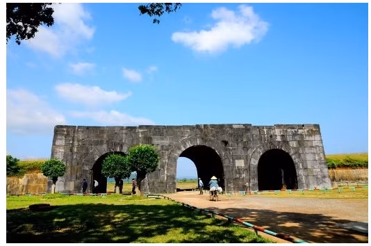 Thành được xây bằng những phiến đá lớn. Tổng khối lượng đá được sử dụng xây thành khoảng 20.000 m3 và gần 100.000 m3 đất được đào đắp công phu.