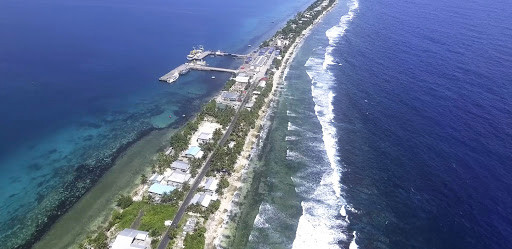 Tuvalu - 26km2: Đây là một quốc đảo nằm ở phía Nam của Thái Bình Dương, giữa Hawaii và Australia. Thu nhập chính của quốc gia này là từ bán tem và đồng tiền xưa... Năm 2010, Tuvalu còn là một địa điểm hẻo lánh chỉ có 2.000 du khách và 65% trong số đó là các doanh nghiệp.