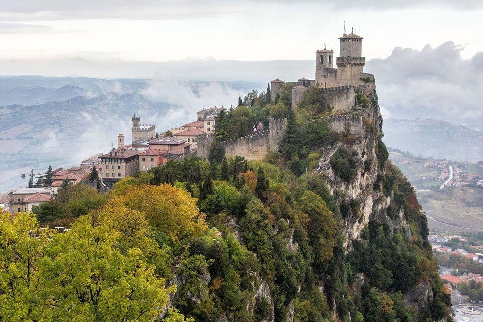 San Marino - 61km2: San Marino có tên đầy đủ là Cộng hòa Đại bình yên San Marino. Điều đặc biệt là San Marino nằm trọn trong nước Ý. San Marino được xem là một trong những quốc gia cộng hòa độc lập lâu đời nhất thế giới.
