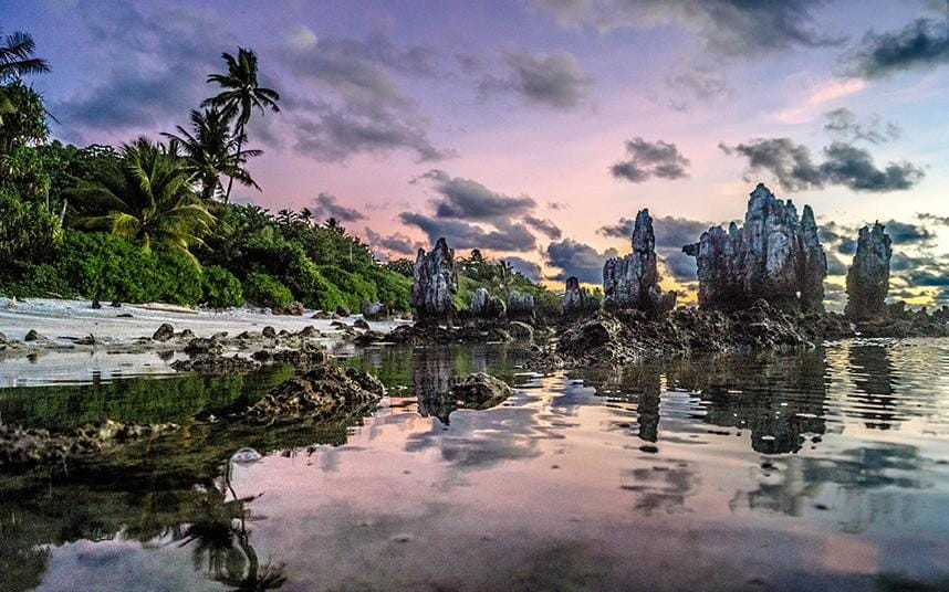 Nauru-21km2: Mặc dù đất nước Nauru có cảnh đẹp tuyệt vời nhưng lại có tình trạng thất nghiệp cao, chỉ 10% người dân địa phương có việc làm ổn định. Ngoài ra, đây được cho là quốc đảo có số người mắc bệnh béo phì nhiều nhất, với 97% nam giới và 93% nữ giới bị ảnh hưởng.