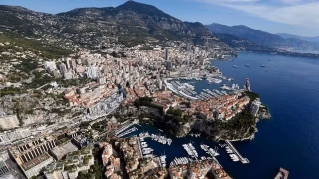 Monaco-1,98km2: Tuy là một quốc gia, nhưng Monaco chỉ có duy nhất 7 phường. Tuy chỉ là một công quốc nhỏ bé nằm cạnh Địa Trung Hải nhưng Monaco là một trong những quốc gia giàu có và xa xỉ nhất thế giới.