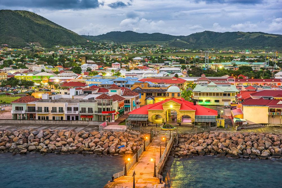 Liên bang Saint Kitts và Nevis - 261km2: Quốc gia gồm hai hòn đảo Saint Kitts và Nevis nằm ở phía Đông vùng biển Caribe. Quốc gia nhỏ bé và nổi tiếng này có ngành kinh tế du lịch, nông nghiệp và công nghiệp phát triển.