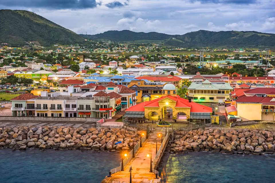 Liên bang Saint Kitts và Nevis - 261km2: Quốc gia gồm hai hòn đảo Saint Kitts và Nevis nằm ở phía Đông vùng biển Caribe. Quốc gia nhỏ bé và nổi tiếng này có ngành kinh tế du lịch, nông nghiệp và công nghiệp phát triển.