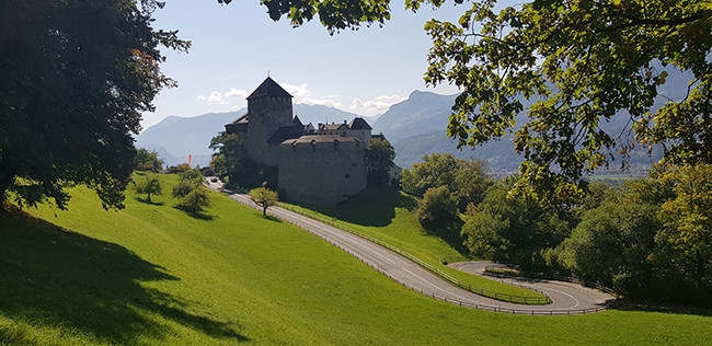 Liechtenstein - 160km2: Nằm giữa Thụy Sĩ và Áo, đất nước Liechtenstein là một nơi an toàn với tỷ lệ tội phạm cực kỳ thấp, vụ giết người cuối cùng xảy ra vào năm 1997. Ngoài ra, Liechtenstein cũng có tỉ lệ thất nghiệp thấp thứ nhì thế giới là 1.5% (thấp nhất là Monaco).