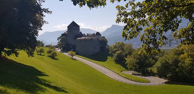 Liechtenstein - 160km2: Nằm giữa Thụy Sĩ và Áo, đất nước Liechtenstein là một nơi an toàn với tỷ lệ tội phạm cực kỳ thấp, vụ giết người cuối cùng xảy ra vào năm 1997. Ngoài ra, Liechtenstein cũng có tỉ lệ thất nghiệp thấp thứ nhì thế giới là 1.5% (thấp nhất là Monaco).