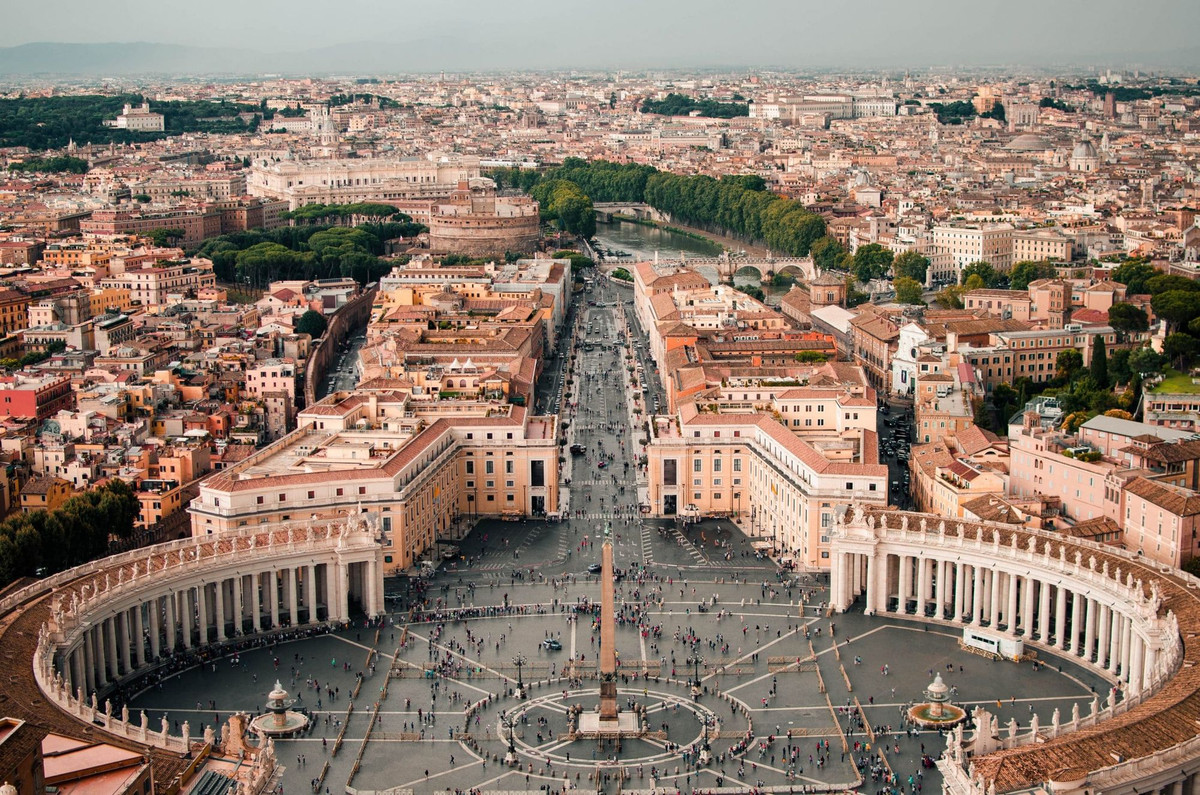 Thành Vatican-0,5km2: Đây là quốc gia độc lập nhỏ nhất thế giới và nằm trọn trong thành phố Rome của Ý. Nền kinh tế của quốc gia này cực kỳ đặc biệt bởi chủ yếu do các khoản quyên góp của người thiên chúa giáo La Mã, thu nhập từ bán tem, ấn phẩm, đồ lưu niệm...