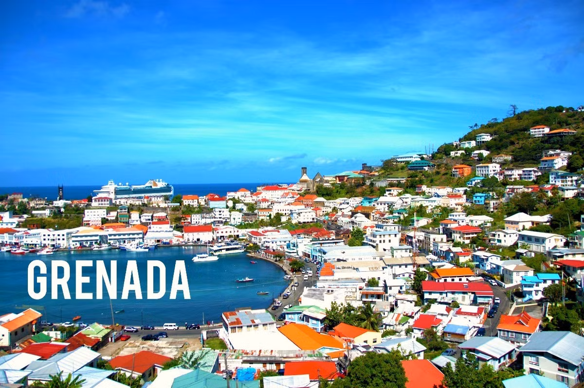 Grenada – 344km2: Với dân số khoảng 107.000 (2016), quốc gia "bé hạt tiêu" có tên gọi khác là “Hòn đảo của gia vị” (Isle of Spice). Quốc gia này nổi tiếng bởi các loại hương liệu được xuất khẩu như vỏ nhục đậu khấu, đinh hương, quế. Du lịch là ngành kinh tế chủ yếu của Grenada.