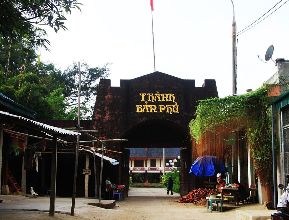 Thành có 4 cửa. Ở mỗi cửa có đắp đồn cao, có vọng tiêu là nơi lính đóng. Ở đây Hoàng Công Chất cho đào tới 133 giếng và ao để trữ nước cho quân lính dùng. Giữa thành có phủ là nơi các thủ lĩnh nghĩa quân đóng.