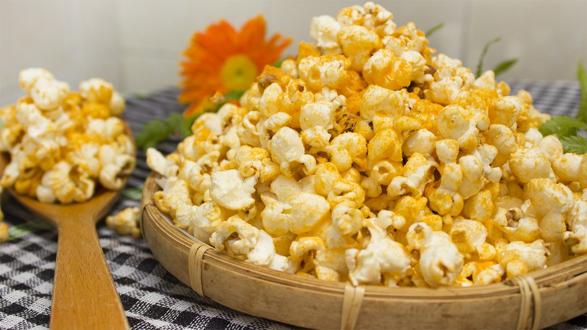 Tuy nhiên, PGS.TS Nguyễn Duy Thịnh, Khoa Công nghệ Sinh học – Công nghệ Thực phẩm, Đại học Bách Khoa Hà Nội cho biết, từ xa xưa các cụ đã có câu “Ngủ ngày quen mắt, ăn vặt quen mồm” là để chỉ thói quen tại hại này.