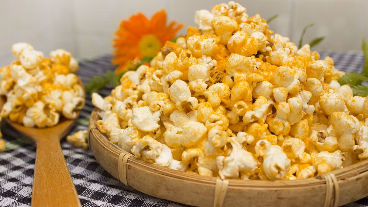 Tuy nhiên, PGS.TS Nguyễn Duy Thịnh, Khoa Công nghệ Sinh học – Công nghệ Thực phẩm, Đại học Bách Khoa Hà Nội cho biết, từ xa xưa các cụ đã có câu “Ngủ ngày quen mắt, ăn vặt quen mồm” là để chỉ thói quen tại hại này.