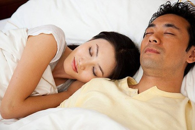 Vào mùa hè, tốt nhất các cặp đôi nên đi ngủ sớm để cơ thể có thời gian hồi phục hoàn toàn sau một ngày mệt mỏi.