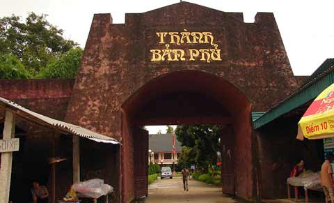 Sau khi giải phóng Mường Thanh, Hoàng Công Chất tính đường cố thủ lâu dài để chống lại triều đình dưới xuôi và chống ngoại xâm. Ông quyết định xây dựng đền Chiềng Lề (nay gọi là Thành Bản Phủ, thuộc xã Noọng Hẹt – Điện Biên). 