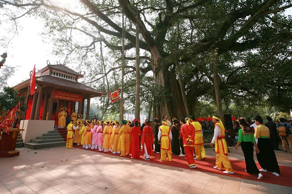 Hàng năm, lễ hội thành Bản Phủ - đền Hoàng Công Chất được tổ chức quy mô lớn trong 2 ngày là 24 – 25/2 âm lịch.