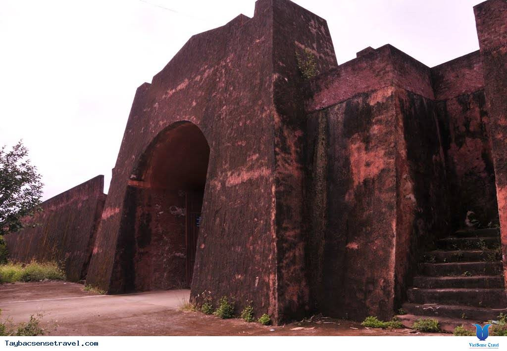 Thành Bản Phủ một kỳ công của Hoàng Công Chất. Thành rộng 80 mẫu, dựa lưng vào dòng sông Nậm Rốm, có đường thành đắp bằng đất trồng tre gai đem từ Thanh Hóa lên vây kín, bên ngoài có hào rộng từ 4 – 5 m, sâu 10 m, cao 5 m, mặt thành rộng 4- 6 m.