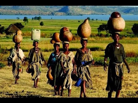 "Khát" nước: Nước không có sẵn một cách đồng đều ở Ethiopia. Người dân nông thôn đôi khi phải mất tới 6 giờ để đi lấy nước và dành 40 tỷ giờ mỗi năm để lấy nước theo cách thức thủ công này.