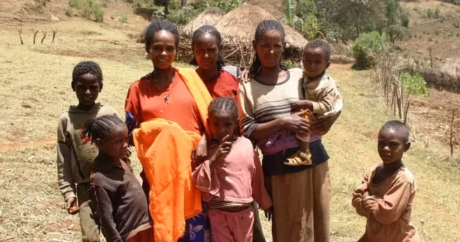 Trong khi hầu hết mọi người bắt đầu ngày vào lúc nửa đêm (0 giờ) thì người Ethiopia lại bắt đầu ngày mới vào lúc bình minh. Bất chấp các quy chuẩn tiêu chuẩn quốc tế, hệ thống thời gian này tồn tại cho đến ngày nay.