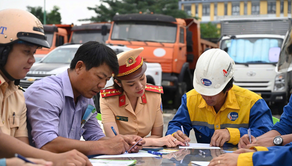 Các doanh nghiệp vận tải, lái xe... đã cùng ký cam kết thực hiện nghiêm túc mọi quy định, cũng như đảm bảo an toàn tuyệt đối kỹ thuật phương tiện khi tham gia giao thông.