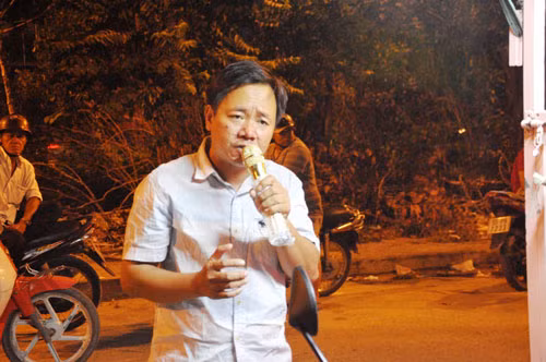 Người cha là anh Đặng Hữu Nghị (quê Thừa Thiên Huế). Anh Nghị cho biết, hơn 10 năm trước anh có vợ và vợ chồng lần lượt sinh 2 người con trai tên Toàn và Tùng nhưng cả hai đều bị bệnh teo não.