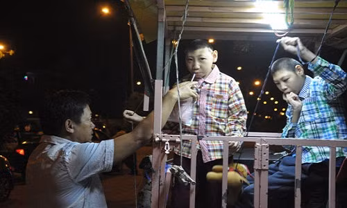 Không lâu sau đó, vì cuộc sống quá khó khăn nên vợ anh cũng bỏ đi. Anh Nghị một nách hai con lặn lội rời quê vào Sài Gòn thuê phòng trọ để mưu sinh bằng việc hát rong, bán kẹo mút và để có cơ hội chữa trị cho hai con trai bị bệnh.