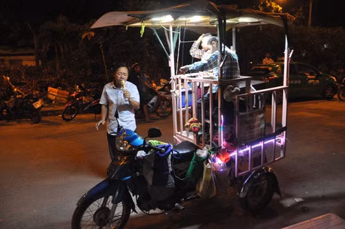 Vợ bỏ đi, con bị bệnh. Tôi mong mình có sức khỏe để đi hát rong kiếm tiền nuôi các con”, người cha Đặng Hữu Nghị nói.