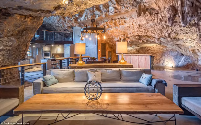 Nội thất của khách Beckham Creek Cave được thiết kế theo phong cách đương đại, với không gian yên tĩnh. Nghỉ tại đây, du khách có thể tham gia các hoạt động như đi bộ khám phá, chèo thuyền, câu cá, cưỡi ngựa,…
