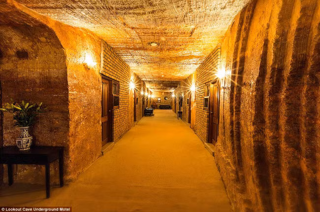 Lookout Cave, Australia: Khách sạn từng là nơi ngầm dưới lòng đất dành cho các công nhân mỏ được xây dựng từ giữa những năm 1960.