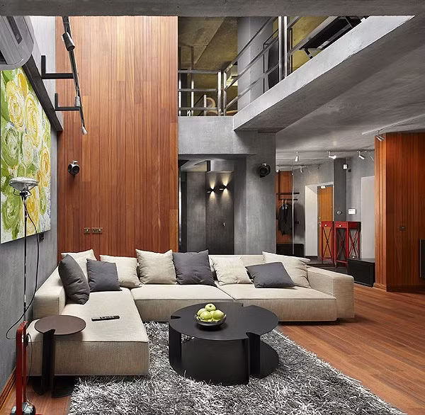 Không gian chính khi bước từ cửa vào nhà được chọn để bố trí phòng khách và nơi nấu nướng, ăn uống hàng ngày của gia đình. Các khu vực chức năng tuy được đặt cạnh nhau nhưng luôn khiến mọi người cảm thấy dễ chịu, thoải mái khi sử dụng nhờ dùng chất liệu và màu sắc gần với thiên nhiên, mang đến nét tự tại, bình yên, phảng phất chút gần gũi, dịu dàng.