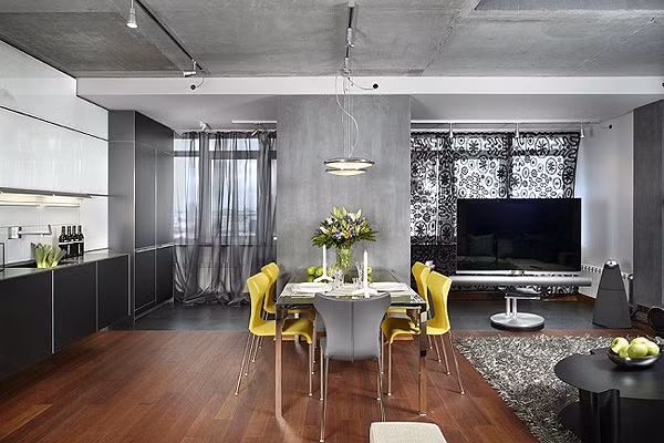 Không gian đẹp trở nên hoàn thiện hơn khi có dấu ấn của ánh sáng. Ánh sáng trắng của hệ thống đèn hắt không chỉ giúp cho góc phòng khách đẹp hiện đại hơn, mà còn giúp cho bức tranh hoa hồng trên tường trở nên ngọt ngào và bắt mắt hơn.