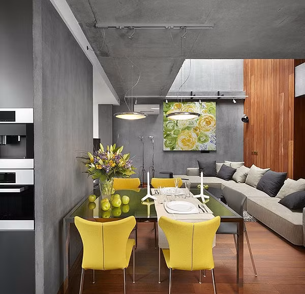 Để không gian rộng và đẹp hơn, chủ nhân của căn hộ đã bố trí sofa góc với màu be, thêm gối tựa có cùng tông màu với tường, màu ghi để mang đến nét đẹp hiện đại nhưng không kém phần lạ mắt, cá tính khi ngắm nhìn.