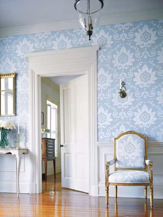 Giấy dán tường màu xanh pastel với họa tiết cổ điển làm nổi bật sự "sang chảnh" cho căn phòng.