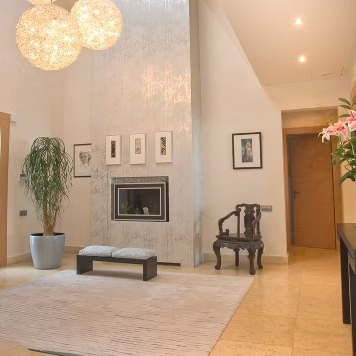 Để hợp với thời tiết mùa hè, các chủ nhà nên chọn gam màu giấy dán tường trung tính, tươi sáng thay vì giấy dán tường có họa tiết màu nóng.