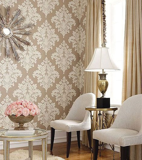 Chắc chắn nhiều người sẽ phải trầm trồ trước mẫu giấy dán tường có họa tiết cầu kỳ và vẫn nhã nhặn trong phòng khách nhà bạn.