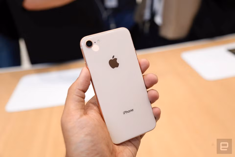 Camrea sau trên iPhone 8 được nâng cấp tính năng chống rung quang học, trở thành mẫu iPhone 4,7 inch hỗ trợ chống rung quang học. Tuy nhiên, những nâng cấp này vẫn quá mờ nhạt so với iPhone X. Ảnh: Slashgear.