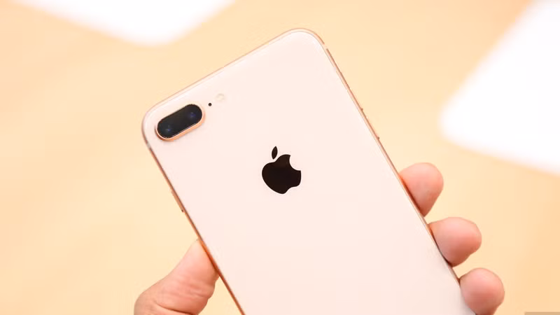 Cụm camera kép ở mặt lưng trên iPhone 8 vẫn nằm ngang, không phải nằm dọc như kỳ vọng của mọi người. Ảnh: Thegioididong.