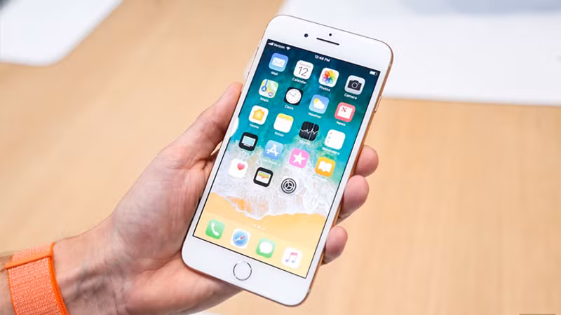 Phía trước vẫn là màn hình 5,5 inch độ phân giải Full HD có tên là Retina HD True Tone, tương tự iPhone 7 Plus. Ảnh: Thegioididong.