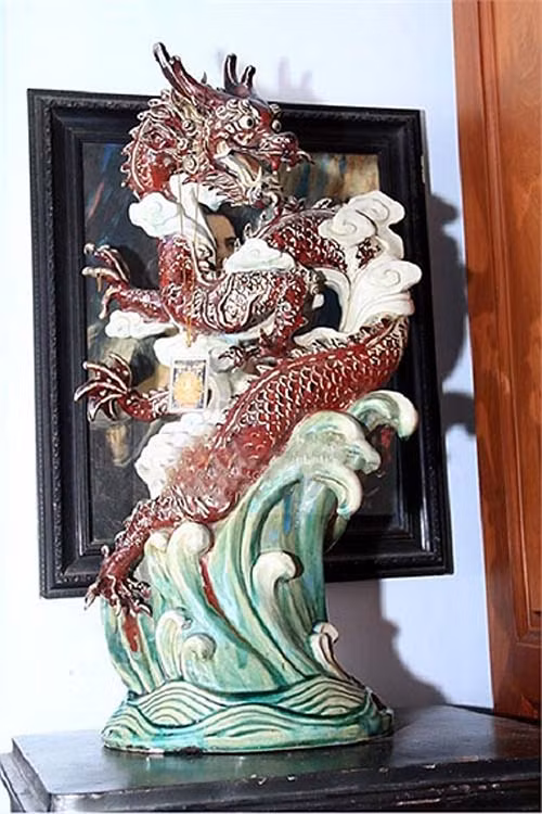 Sau khi phẫu thuật và lột xác thành một nàng “công chúa”, Lâm Chi Khanh trở thành cái tên "nổi như cồn". Tỉ lệ thuận với độ hot thì caste của ca sĩ này cũng một bước lên… đỉnh.