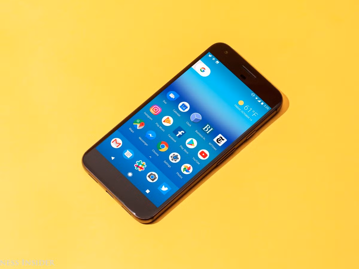 Theo đánh giá trên trang Business Insider, chiếc smartphone nổi bật của Google - Pixel sẽ tiếp tục là một sản phẩm xu hướng công nghệ hot trong năm 2017. Theo những nguồn tin rò rỉ, người kế nhiệm Google Pixel 2.0 sẽ có một thiết kế đặc biệt, thu hút sự chú ý của người dùng. Ảnh: Business Insider.