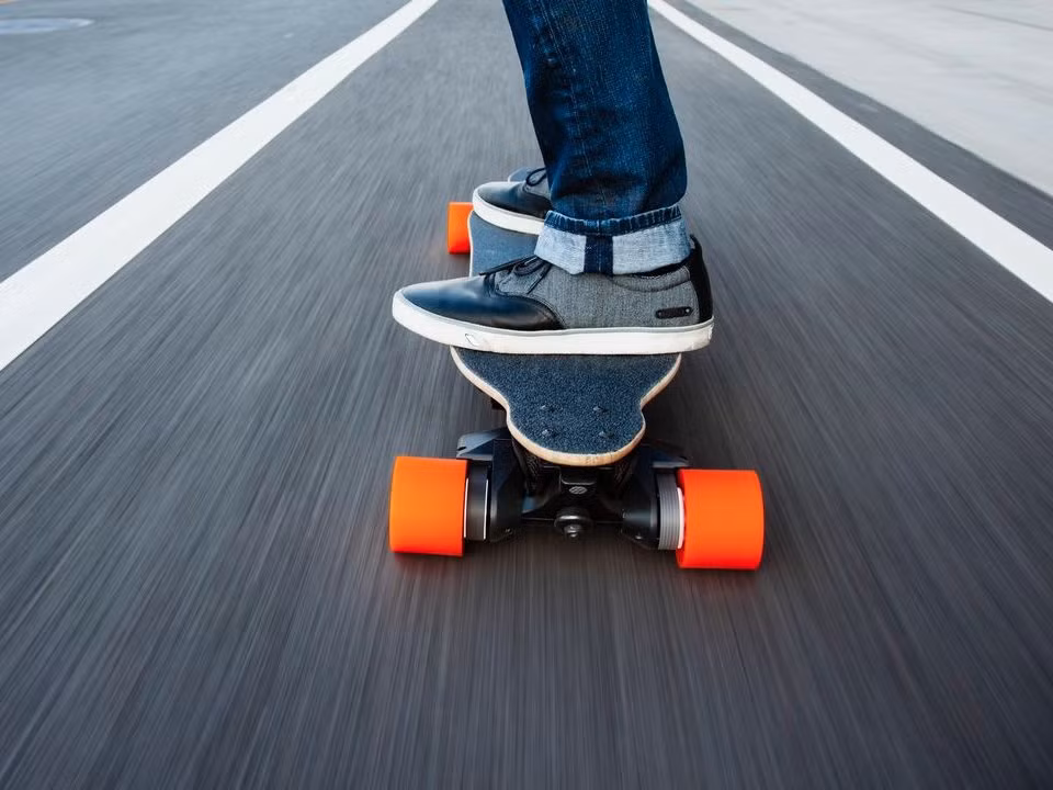 Ván trượt điện (Electric skateboards) cho bạn vi vu trên quãng đường hơn 20km sau mỗi lần sạc. Nó sẽ trở thành món đồ chơi thể thao công nghệ hợp xu hướng khi tích hợp chức năng kết nối với smartphones. Ảnh: Boosted Board.