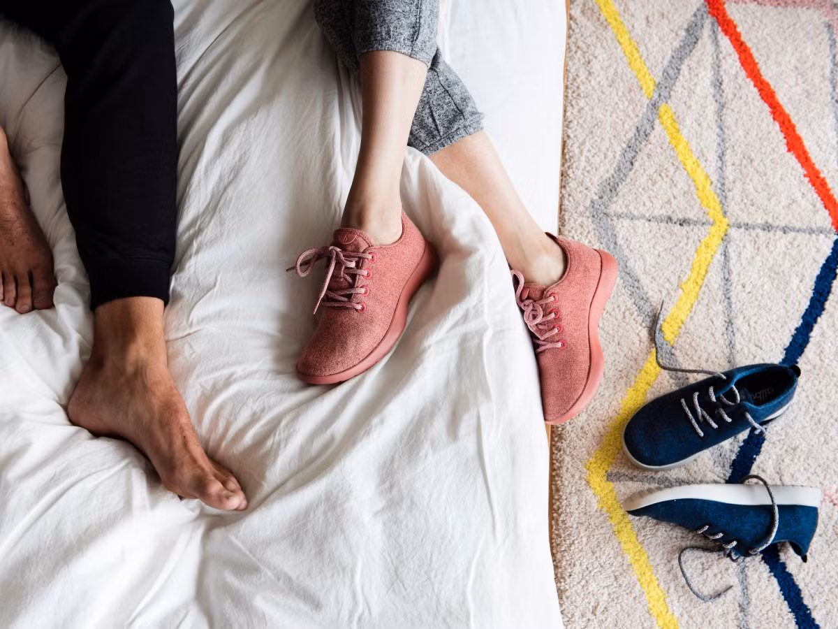 Allbirds là cái tên xuất hiện trong trào lưu đưa len vào giày sneaker. Những đôi giày Allbirds ra mắt vào tháng 10/2016 đã trở thành sản phẩm hấp dẫn trên toàn thế giới. Nó cũng được dự báo là một trong những xu hướng thời trang hút hồn các tín đồ công nghệ trong năm nay. Ảnh: Allbirds.