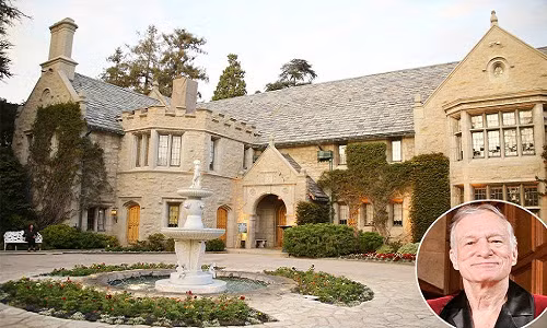 Năm 2016, ông chủ tạp chí Playboy bán dinh thự này giá 100 triệu USD cho doanh nhân Daren Metropoulos với điều kiện ông được phép sống trong căn nhà đến hết cuộc đời. Ảnh: Eonline