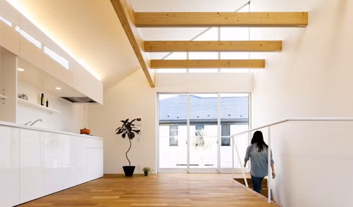 Khu vực các tầng hầu hết không sử dụng nội thất. Ánh sáng từ bức tường phía trước được cung cấp đủ cho không gian bên trong nhà. Màu sắc cũng được sử dụng tối giản, không cầu kỳ nhưng vẫn mang lại cảm giác thoải mái, nét đẹp hiện đại đầy cuốn hút. Màu trắng ngà của hệ thống tủ bếp được thiết kế khéo léo, cùng tông với tường và trần giúp cho không gian rộng rãi hơn.