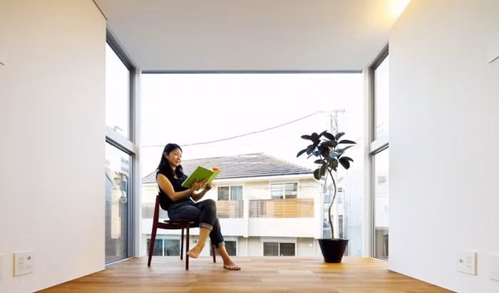 Nét duyên dáng và chiều sâu của không gian từ sàn gỗ ấm cúng và hiện đại. Chỉ cần thêm một chiếc ghế nhỏ xinh, mọi người có thể thoải mái đọc sách, ngắm cảnh, chuyện trò và ngắm nhìn thành phố đang chuyển động thật chậm, thật bình yên.