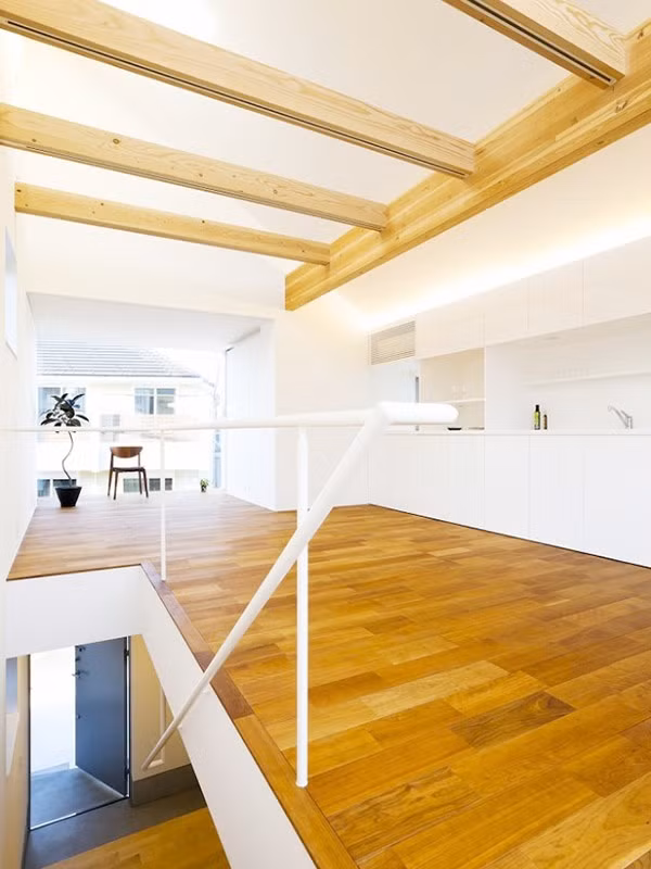 Hệ thống tủ âm tường, tủ bên dưới bậc cầu thang là nơi cất trữ đồ đạc cần thiết phục vụ cho cuộc sống sinh hoạt hàng ngày.