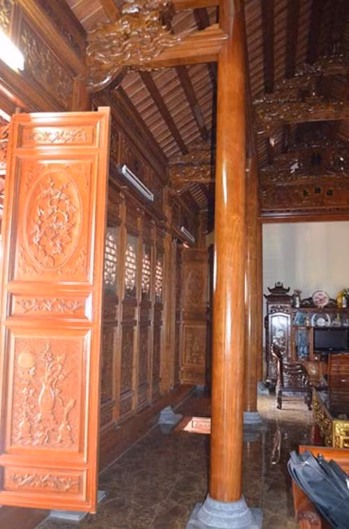 Ngôi nhà này cũng được dựng năm 2011. Ngôi nhà có diện tích 60m2, trần cao 4m, lớp mái ngói vảy được xây dựng hết 1,2 tỷ đồng.